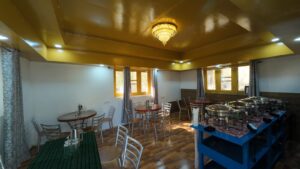 restaurant-melodies-crown-cottages-batseri-sangla