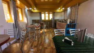 restaurant-melodies-crown-cottages-batseri-sangla