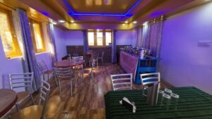 restaurant-melodies-crown-cottages-batseri-sangla