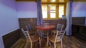 restaurant-melodies-crown-cottages-batseri-sangla
