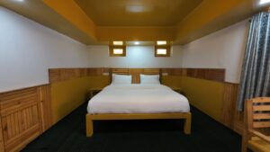 hotel-room-melodies-crown-cottages-batseri-sangla