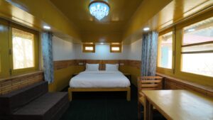 hotel-room-melodies-crown-cottages-batseri-sangla