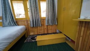 hotel-room-melodies-crown-cottages-batseri-sangla