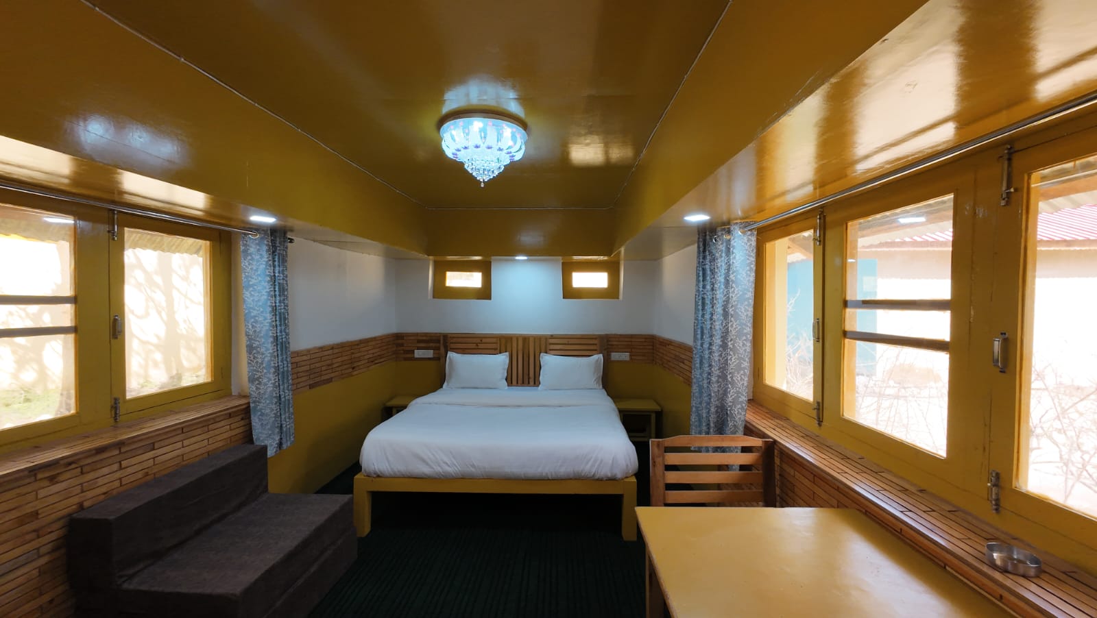 hotel-room-melodies-crown-cottages-batseri-sangla