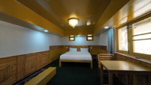 hotel-room-melodies-crown-cottages-batseri-sangla