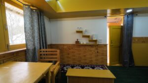 hotel-room-melodies-crown-cottages-batseri-sangla