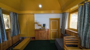 hotel-room-melodies-crown-cottages-batseri-sangla