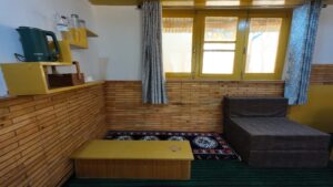 hotel-room-melodies-crown-cottages-batseri-sangla