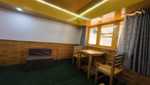hotel-room-melodies-crown-cottages-batseri-sangla