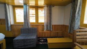 hotel-room-melodies-crown-cottages-batseri-sangla