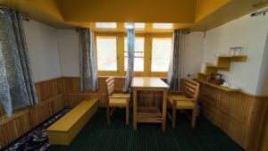 hotel-room-melodies-crown-cottages-batseri-sangla