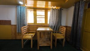 hotel-room-melodies-crown-cottages-batseri-sangla