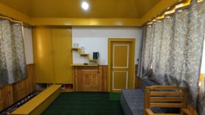 hotel-room-melodies-crown-cottages-batseri-sangla
