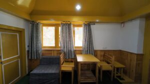 hotel-room-melodies-crown-cottages-batseri-sangla
