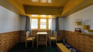 hotel-room-melodies-crown-cottages-batseri-sangla