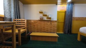 hotel-room-melodies-crown-cottages-batseri-sangla