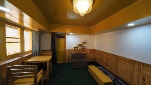 hotel-room-melodies-crown-cottages-batseri-sangla