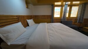 hotel-room-melodies-crown-cottages-batseri-sangla