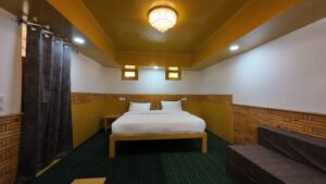 hotel-room-melodies-crown-cottages-batseri-sangla