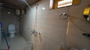 washroom-melodies-crown-cottages-batseri-sangla