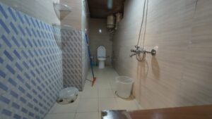 washroom-melodies-crown-cottages-batseri-sangla