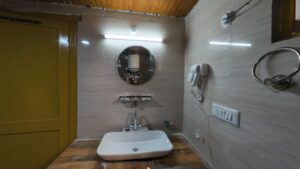 washroom-melodies-crown-cottages-batseri-sangla
