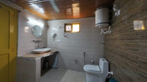 washroom-melodies-crown-cottages-batseri-sangla