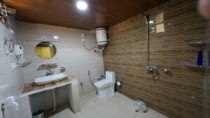 washroom-melodies-crown-cottages-batseri-sangla