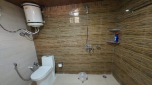 washroom-melodies-crown-cottages-batseri-sangla