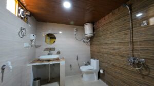 washroom-melodies-crown-cottages-batseri-sangla